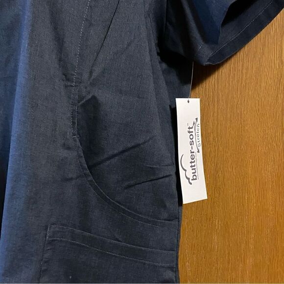 Butter-soft Stretch Women’s Scrub top, NWT, size L. (S108) - Picture 3 of 10